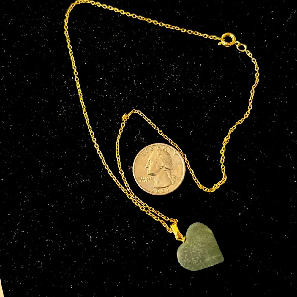 Green stone heart necklace with 18” gold toned chain - Picture 3 of 4